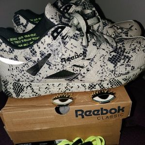 Reebok Sneakers Women's
Size 10